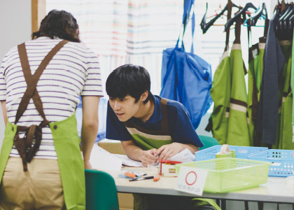 お互い確認しながら作業をすすめる